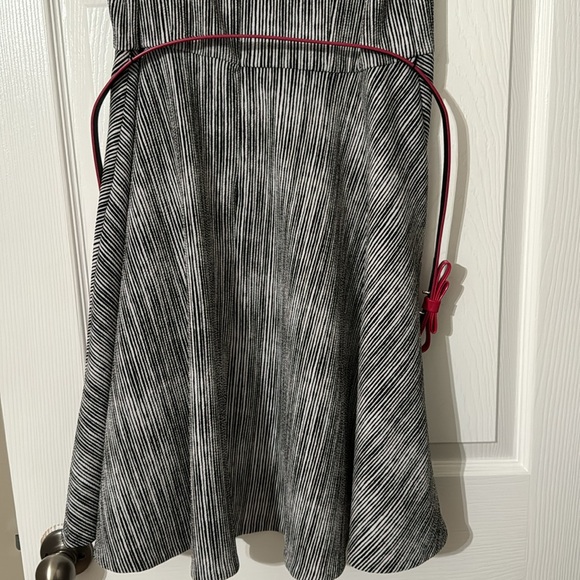 Cute flared A-line black and white dress with hot pink patent leather belt - Picture 4 of 10